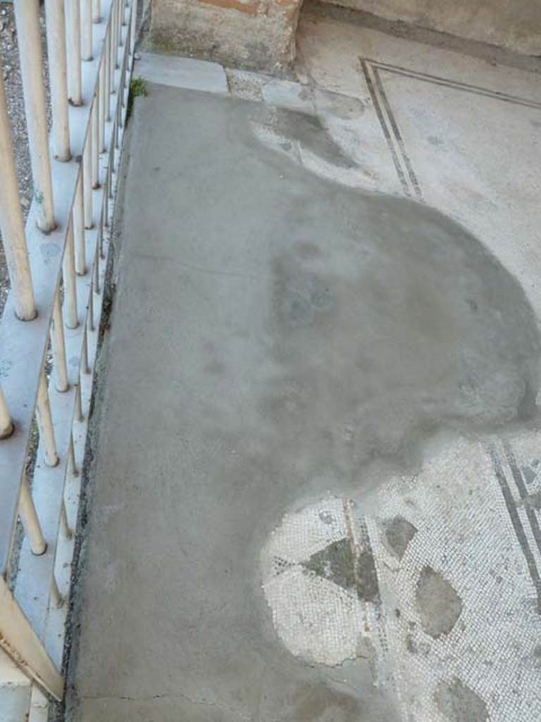 Stabiae, Villa Arianna, September 2015. Room A, floor and remaining threshold, looking east.
