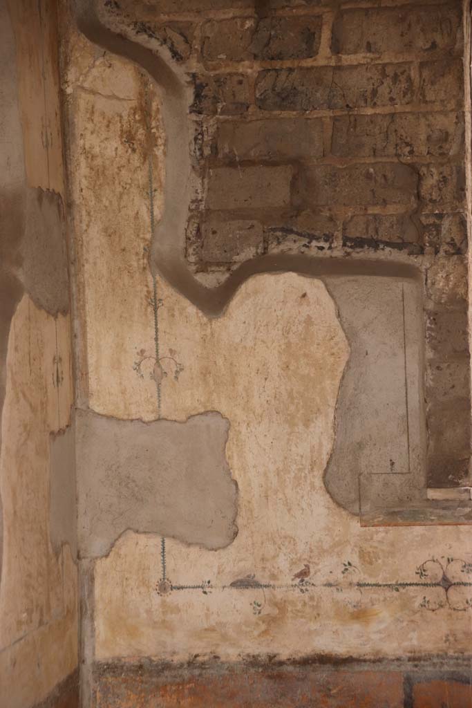 Stabiae, Villa Arianna, October 2020.  
Room 12, detail from east wall in south-east corner. Photo courtesy of Klaus Heese.