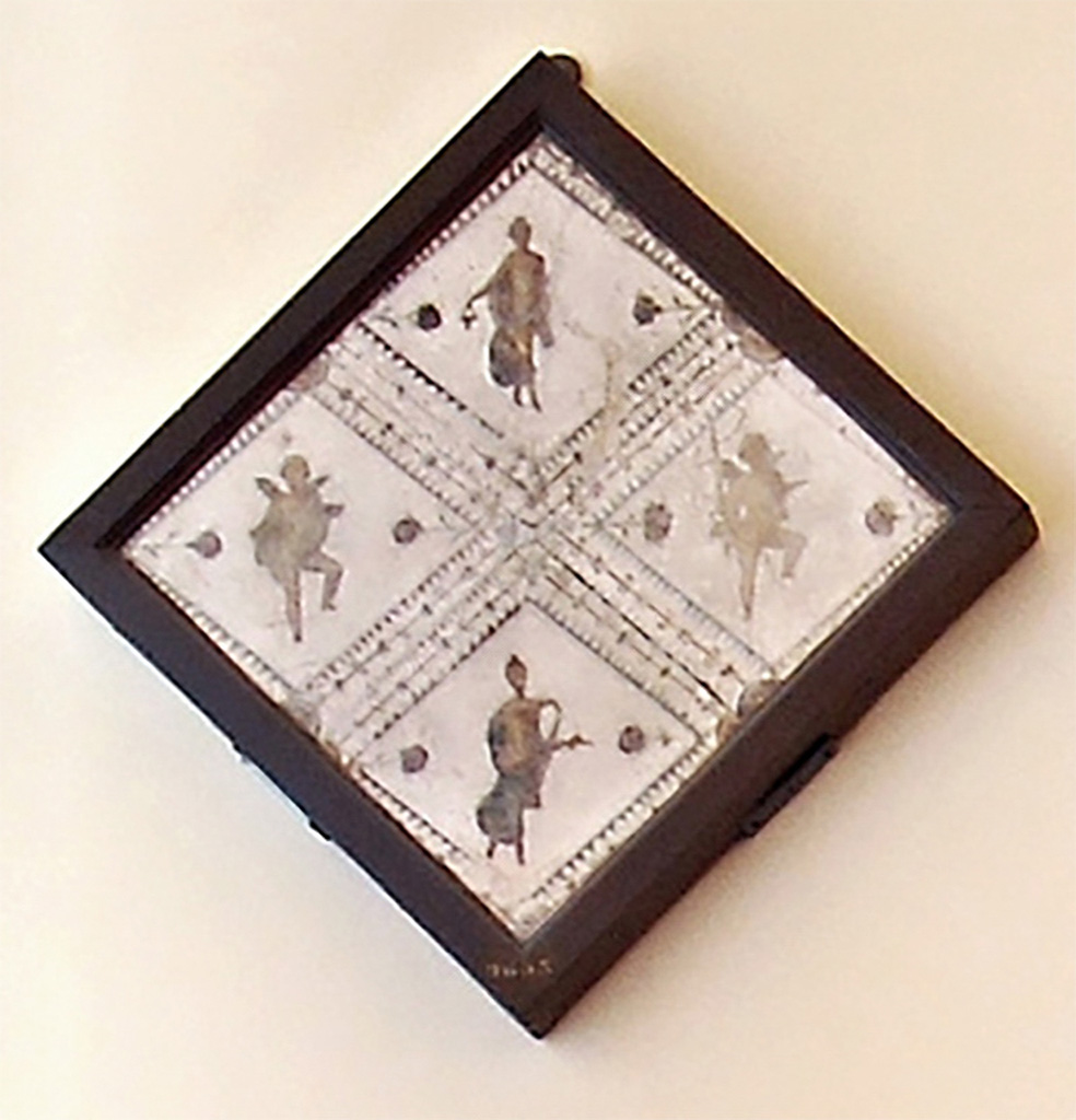 Stabiae, Villa Arianna. Found 22nd February 1760. Room 9. Four diamond shaped fragments of wall painting.
Now in Naples Archaeological Museum. Inventory number 9653.