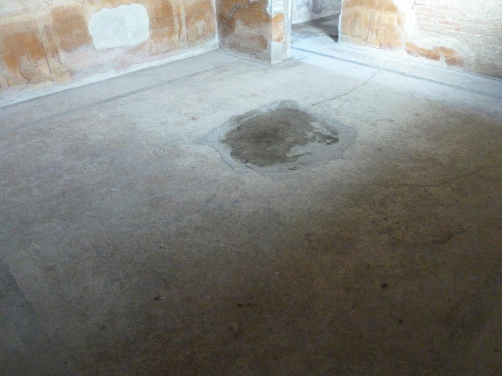 Stabiae, Villa Arianna, September 2015. Room 10, looking north-east across floor. 
According to the information card –
In the Bourbon times, this cubiculum painted yellow, also provided Naples Museum with some frescoes of satyrs and reclining warriors.
From the centre of its floor, a square emblem was removed, but so far has been impossible to trace.