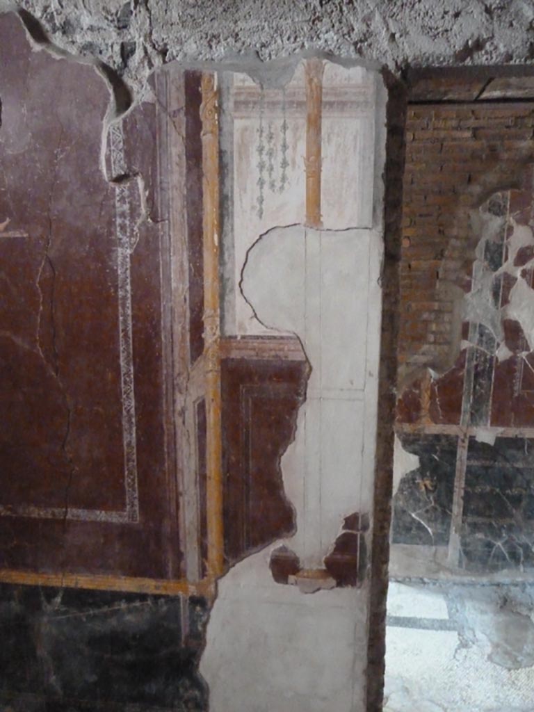 Stabiae, Villa Arianna, September 2015. 
Room 5, detail of panel at north end of west wall, with doorway to Corridor 8, on right.