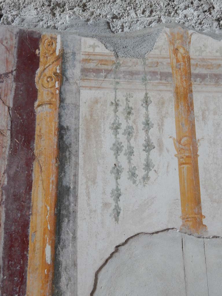 Stabiae, Villa Arianna, June 2019. Room 5, detail of panel at north end of west wall, near doorway to corridor 8.
Photo courtesy of Buzz Ferebee.