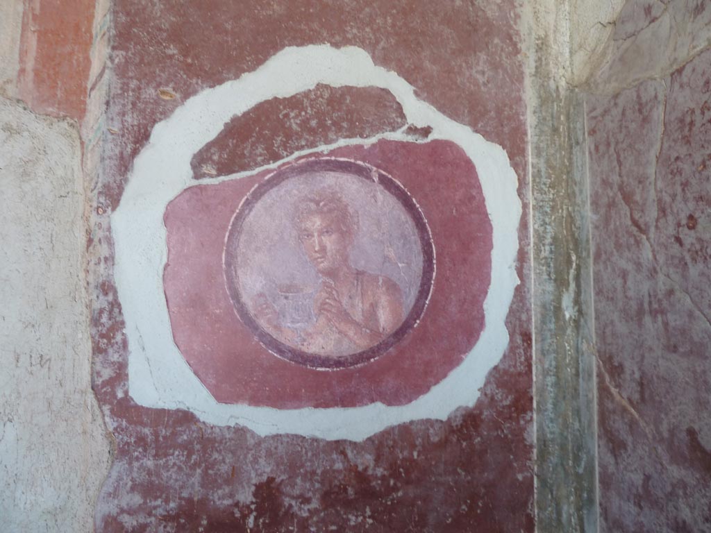 Stabiae, Villa Arianna, September 2015. Room 7, copy of painted medallion of a young man from west end of south wall.
The original medallion of a young man was stolen in 1975.
See Camardo D., Ferrara A., Longobardi L., 1989. Stabiae: Le Ville. Castellamare di Stabia, no. 20, p. 31-2.