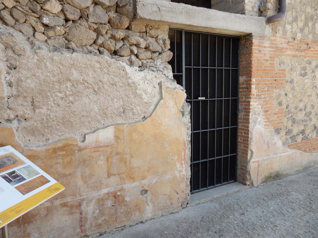 Stabiae, Villa Arianna, June 2019. Courtyard 21, west wall with doorway to room 4, the kitchen.
Photo courtesy of Buzz Ferebee.