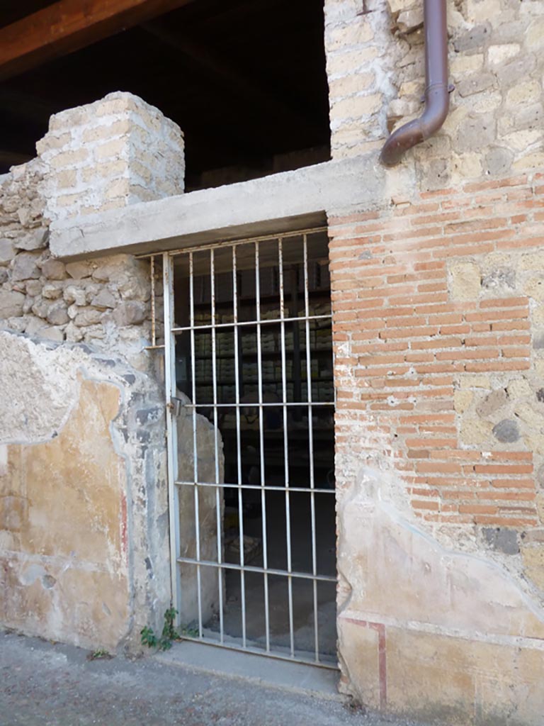 Stabiae, Villa Arianna, September 2015. Doorway to room 4, the kitchen with a large masonry hearth.