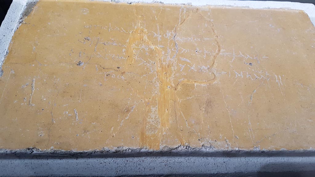 Stabiae, Villa Arianna. August 2023. 
Room 21, erotic graffito cut from west wall, on display in “Arte e sensualita nelle case di Pompei” in Palestra. Photo courtesy of Maribel Velasco.
Now in Stabia Antiquarium, inventory number 65179.