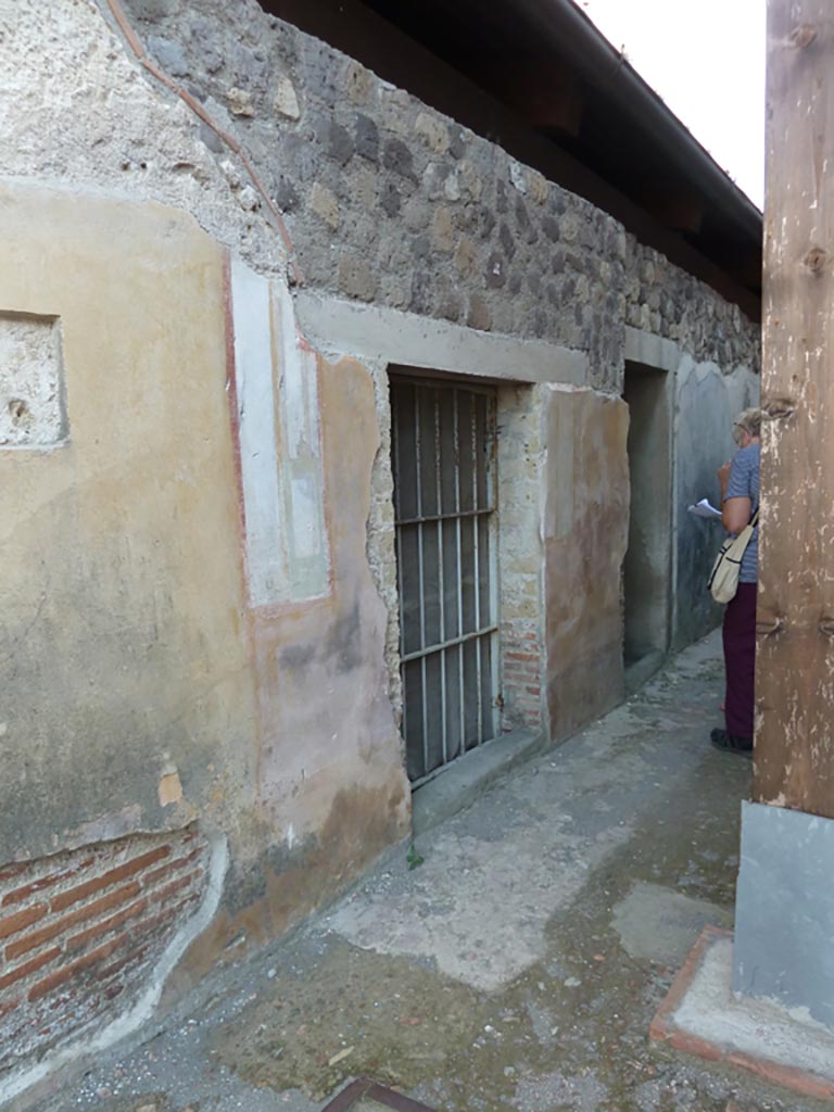 Stabiae, Villa Arianna, September 2015. 
Room 21, east wall with doorways to rooms 22 and 25, with painted wall decoration.
