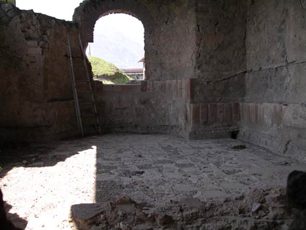 Stabiae, Villa Arianna, April 2005. Room 6, the caldarium on north side of tepidarium. 
Caldarium 6, the room was paved with flakes of marble, and conserved in the walls were the ducts for the passage of hot air necessary for heating the room.   Photo courtesy of Michael Binns