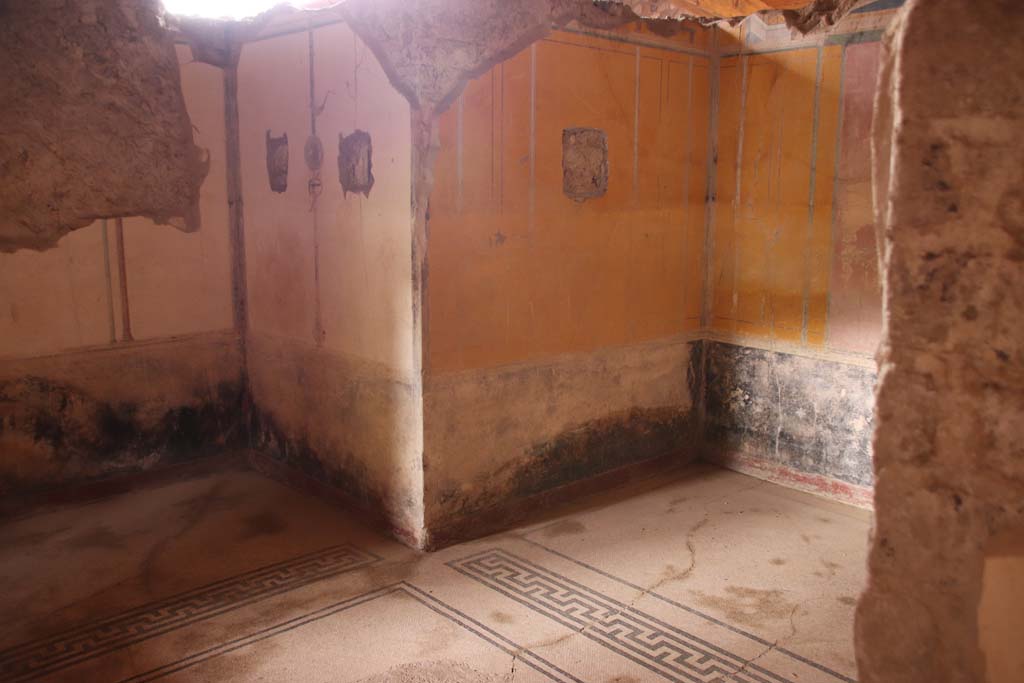 Stabiae, Villa Arianna, October 2020.  
W.28, looking towards white painted east wall of alcove at west end, and yellow painted north wall of other alcove at east end.
Photo courtesy of Klaus Heese.