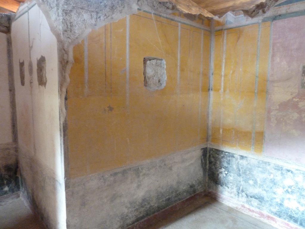 Stabiae, Villa Arianna, September 2015. 
W.28, white painted east wall of alcove at west end, and yellow painted north wall of other alcove at east end.