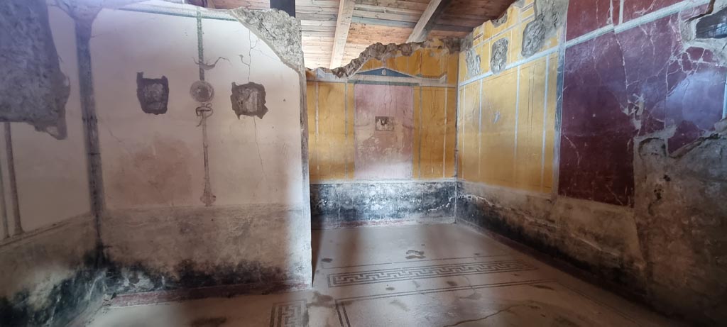 Stabiae, Villa Arianna, December 2023.
W.28, white painted east wall of alcove at west end, and yellow painted east and south wall of other alcove at east end. 
Photo courtesy of Miriam Colomer.