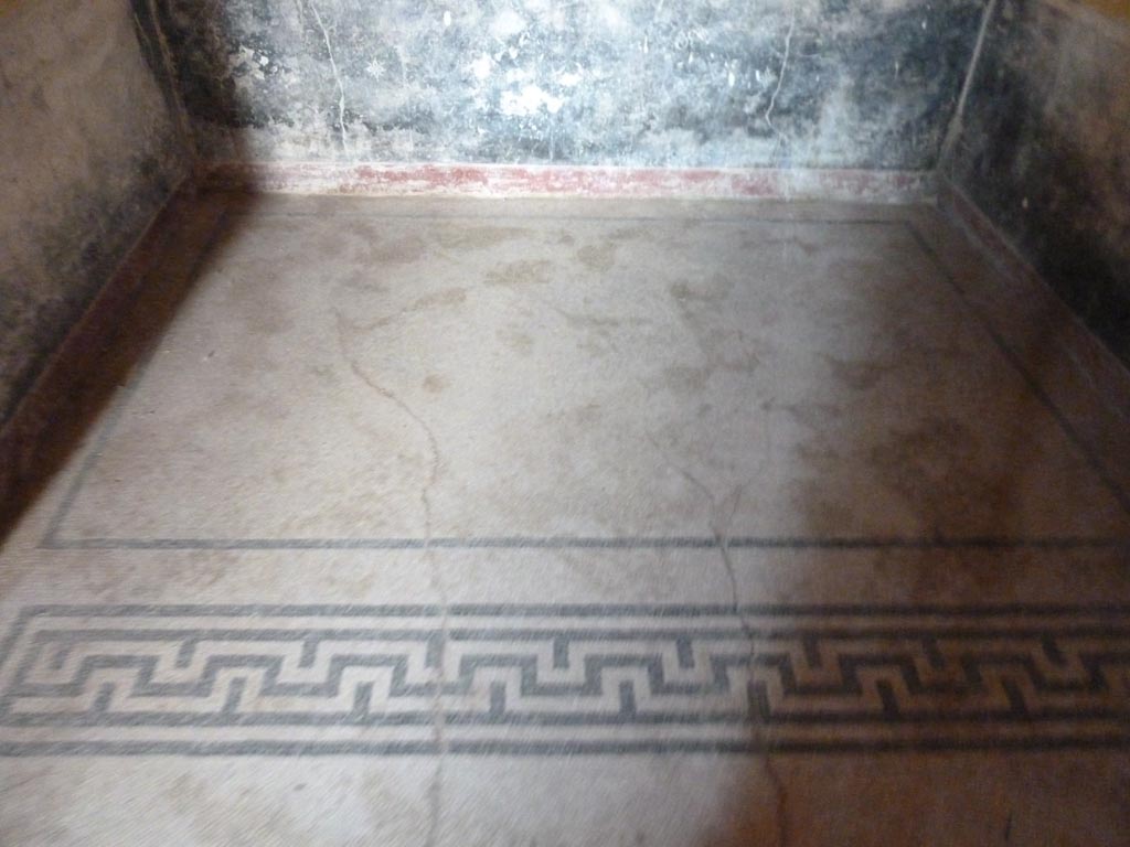 Stabiae, Villa Arianna, September 2015. W.28, mosaic floor in alcove at east end.