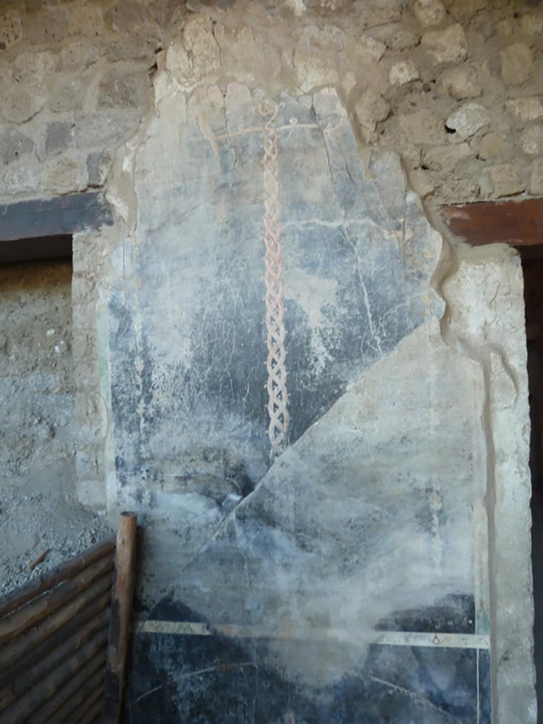 Stabiae, Villa Arianna, September 2015. 
W.22, west portico of courtyard, painted decoration between rooms W.26 and corridor W.27.