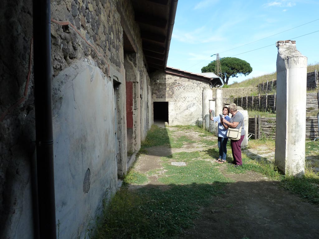 Stabiae, Villa Arianna, September 2015. W.22, looking east across the north portico of the courtyard.