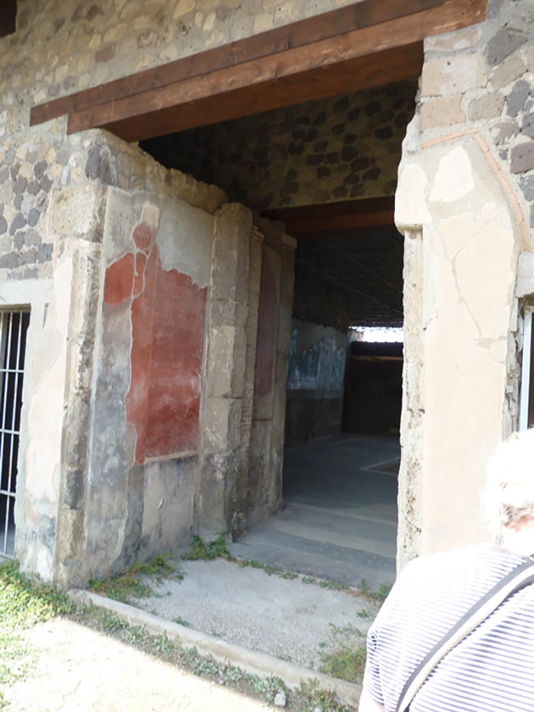 Stabiae, Villa Arianna, September 2015. 
Room 24, vestibule and entrance doorway leading to the atrium from the porticoed courtyard.
Looking north-west.