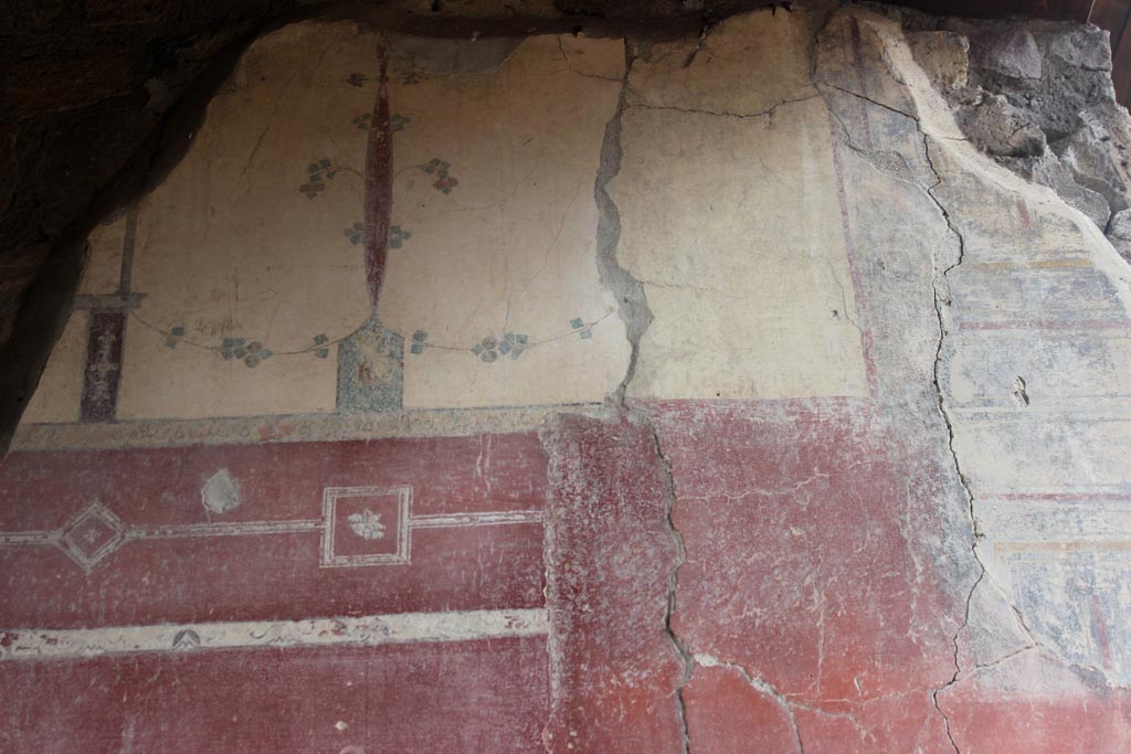 Stabiae, Villa Arianna 2013. Room 24. Upper east wall of vestibule.
Photo by Miguel Hermoso Cuesta, Wikimedia commons.
https://commons.wikimedia.org/wiki/File:Arianna_interior_01.JPG?uselang=en-gb