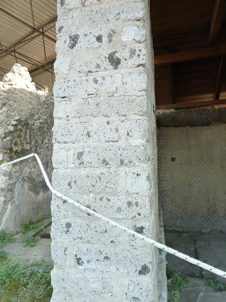 Stabiae, Villa Arianna, September 2015. 
Room 32, pilaster forming end wall of Villa Arianna with Secondo Complesso (Villa B) to the left.