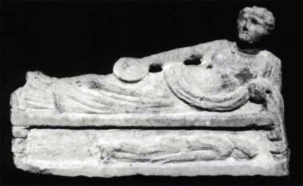 Boscoreale, Villa rustica in via Casone Grotta, proprietà Risi di Prisco. Lararium. Statuette of reclining female figure, as found.
See Rivista di Studi Pompeiani I, 1987, fig.26, p. 165.