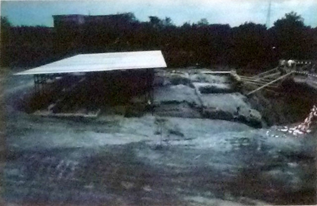 Boscoreale, Villa rustica in via Casone Grotta, proprietà Risi di Prisco. View of excavations from the Antiquarium information card.
Note: The photo of the "Veduta dello scavo" is reversed compared with that published in RsP II.