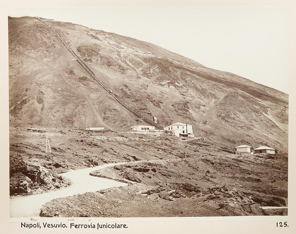 Vesuvius Funicular railway. Photograph No. 8121, by Sommer. Public domain, via Wikimedia Commons
Sommer 8121 Vesuvius Funicolare. Fotografi på Vesuvio - Hallwylska museet - 104197.
