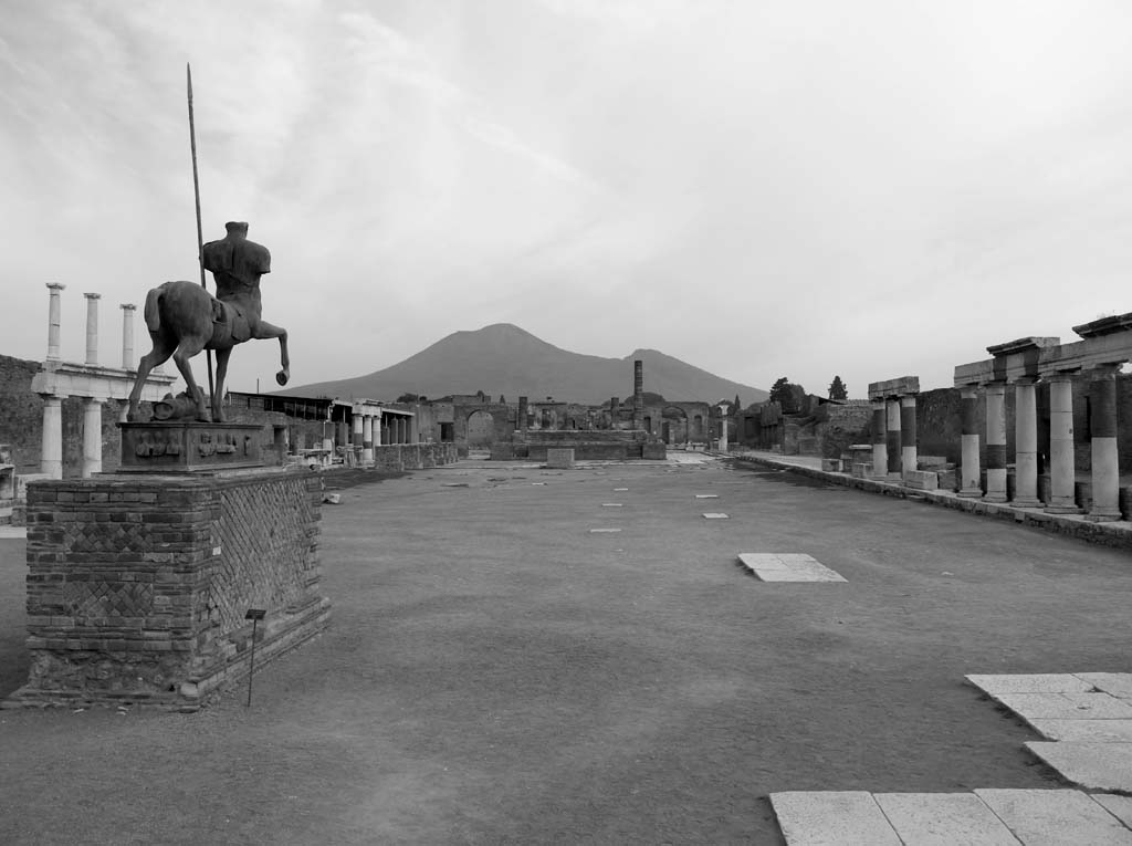 Vesuvius, March 2018.  Looking north from south side of VII.8 Pompeii Forum.
Foto Annette Haug, ERC Grant 681269 DÉCOR.