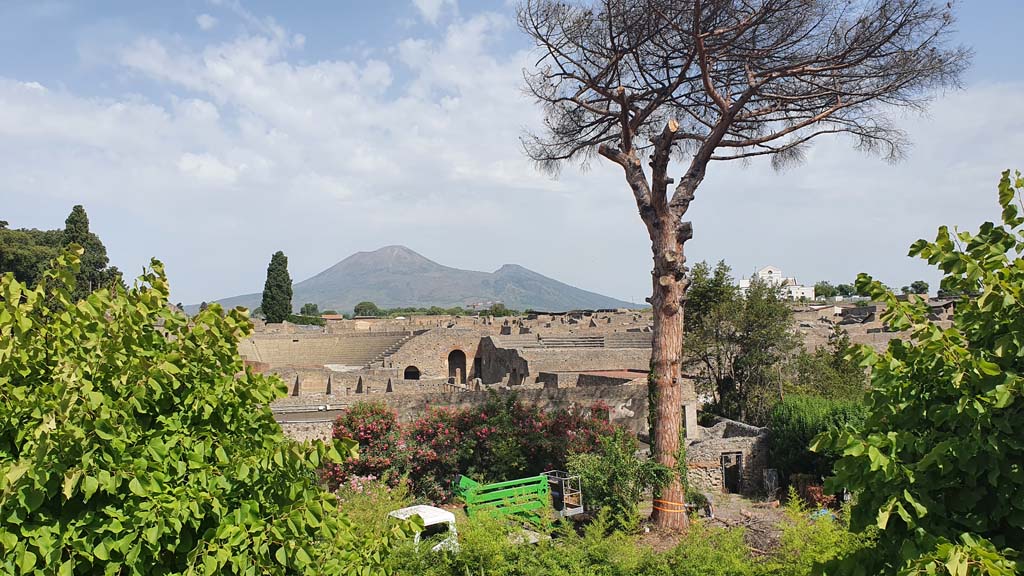Pompeii, August 2021. Looking north towards Vesuvius from south side - Gladiator’s Barracks and Large Theatre, in centre, 
Foto Annette Haug, ERC Grant 681269 DÉCOR.