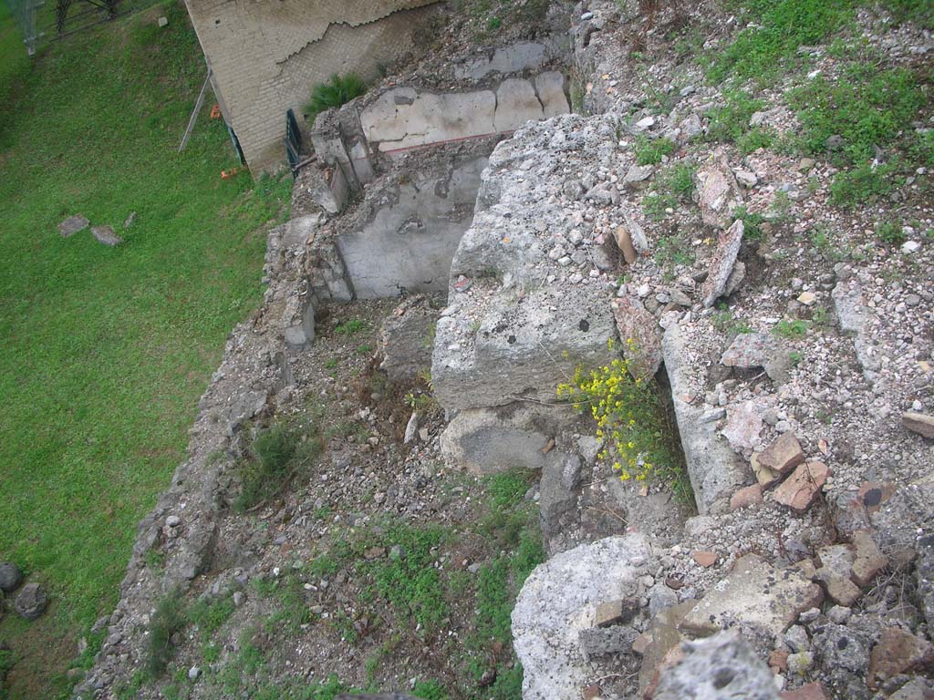 VIII.2.A Pompeii. May 2010. Looking down to lower floor and detail of walling. Photo courtesy of Ivo van der Graaff.
