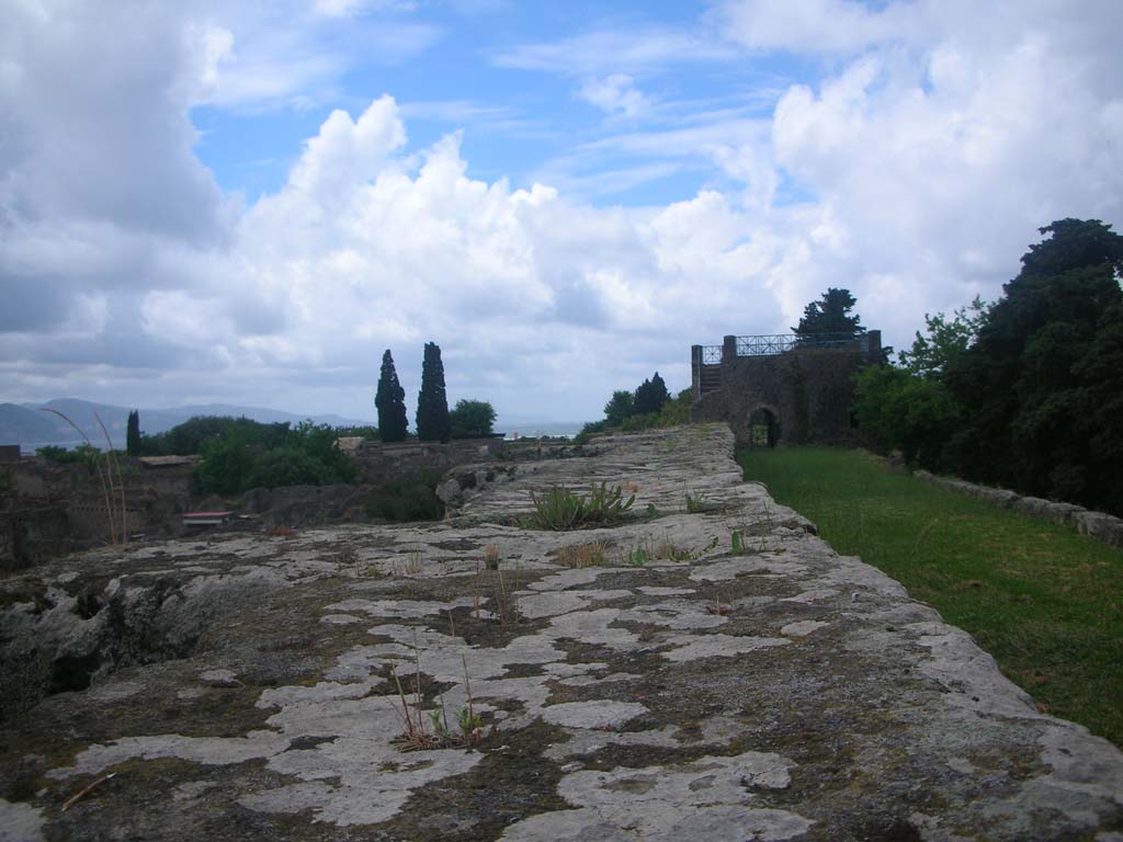 City Walls on north side of Pompeii. May 2010. Detail of top of wall.
Looking west from near Tower X along both sides of City Walls towards Tower XI. Photo courtesy of Ivo van der Graaff.