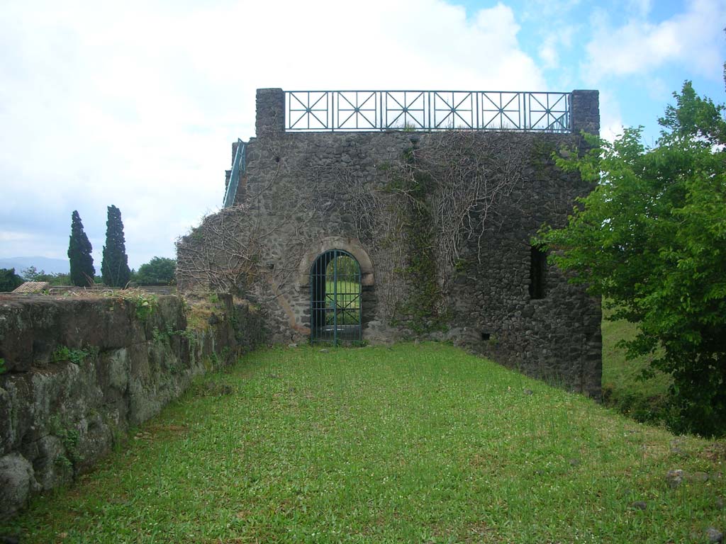 Tower XI, Pompeii. May 2010. Looking west towards doorway. Photo courtesy of Ivo van der Graaff.
See Van der Graaff, I. (2018). The Fortifications of Pompeii and Ancient Italy. Routledge, (p.71-81 - The Towers).