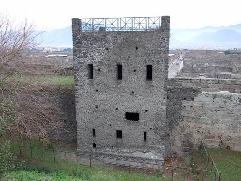 T11 Pompeii. Tower XI.   December 2007.  North side.  Looking south from outside the walls with Via di Mercurio in the background.