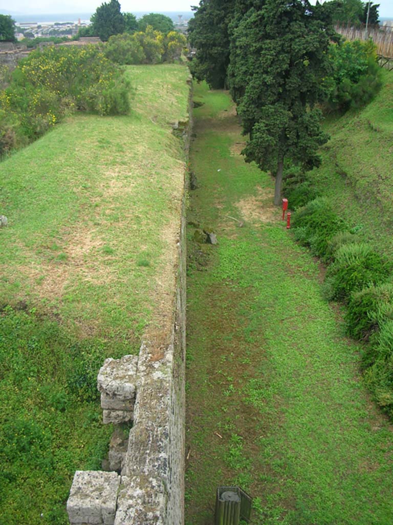 Tower XI, Pompeii. May 2010. 
Detail of north exterior city wall, looking west from Tower. Photo courtesy of Ivo van der Graaff.