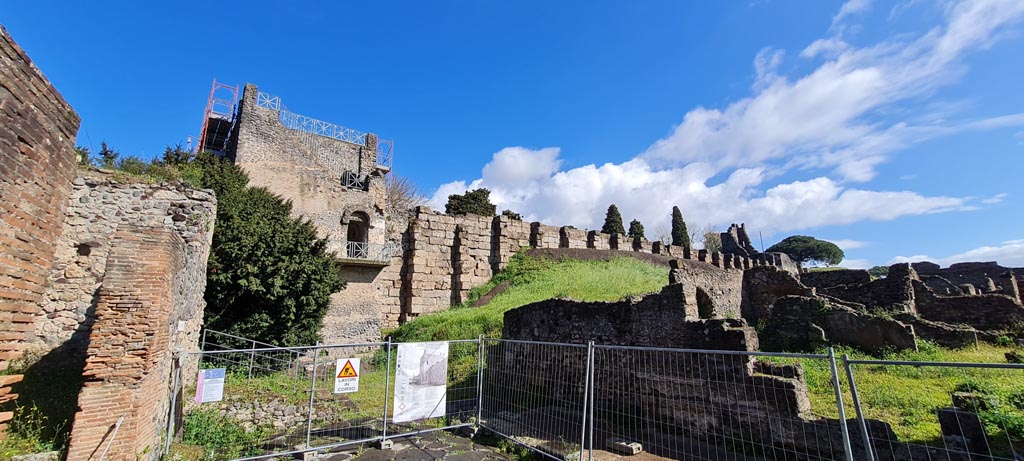 Tower XI and City Walls at end of Via di Mercurio, Pompeii. April 2022. Looking north-east.
On the right is part of VI.9.1. Photo courtesy of Giuseppe Ciaramella.