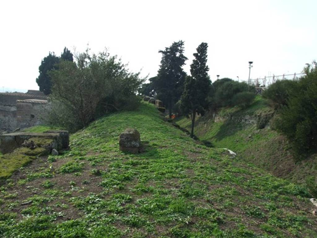 Pompeii city walls. December 2007. Looking west along the top of the walls from Tower XII. 
See Notizie degli Scavi, 1943, (p.275-294), 
for article entitled “Isolation of the wall between the Vesuvius Gate and Herculaneum Gate.”
(Isolamento della cinta murale fra Porta Vesuvio e Porta Ercolano).