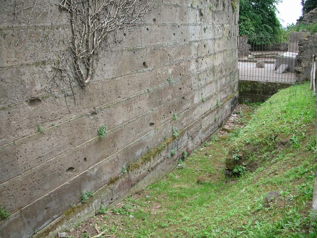 Walls on north side of Pompeii. May 2010. 
Looking west towards Via dei Sepolcri with Herculaneum Gate, on the south to the left. Photo courtesy of Ivo van der Graaff.
