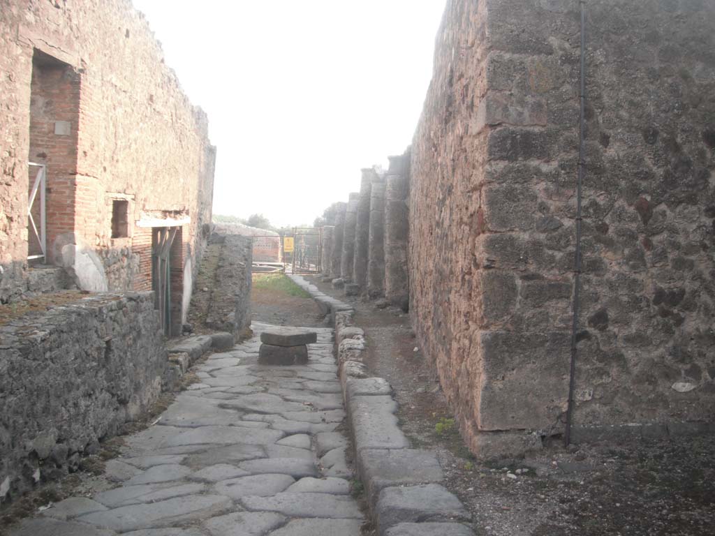 Vicolo dei Soprastanti, Pompeii. May 2011. 
Looking west from junction with Vicolo del Farmacista, on right. Photo courtesy of Ivo van der Graaff.