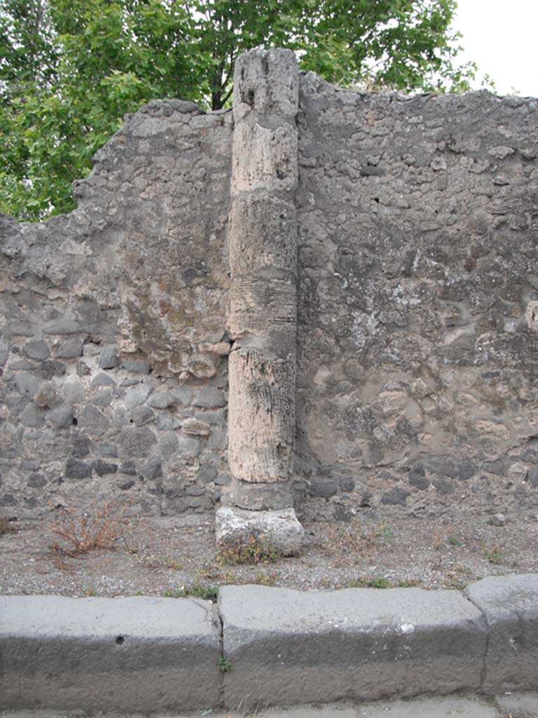 Vicolo dei Soprastanti, Pompeii. June 2012. 
Detail of 2nd column at west end of the six travertine Doric columns. Photo courtesy of Ivo van der Graaff.