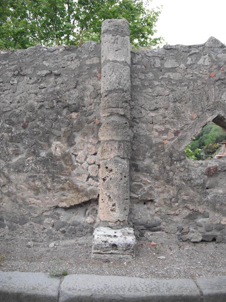 Vicolo dei Soprastanti, Pompeii. June 2012. 
Detail of 3rdd column at west end of the six travertine Doric columns. Photo courtesy of Ivo van der Graaff.