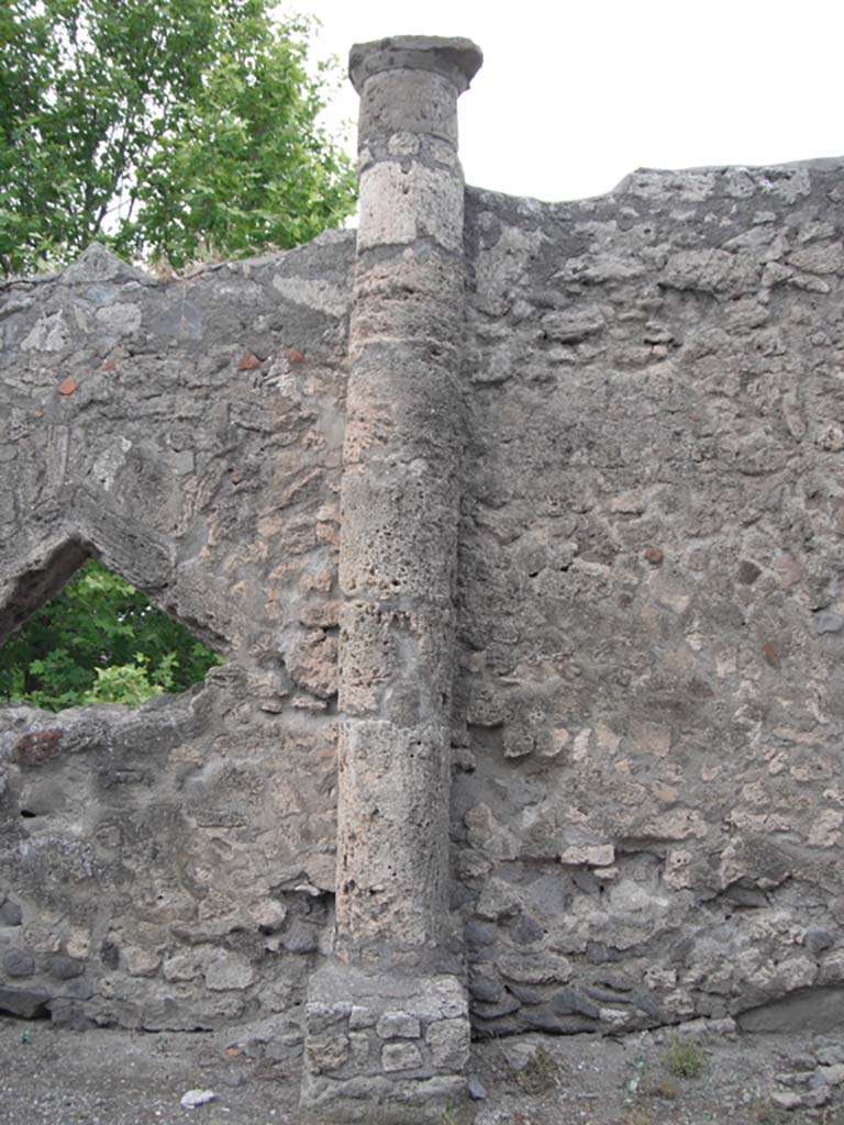 Vicolo dei Soprastanti, Pompeii. June 2012. 
Detail of 4th column of the six travertine Doric columns. Photo courtesy of Ivo van der Graaff.