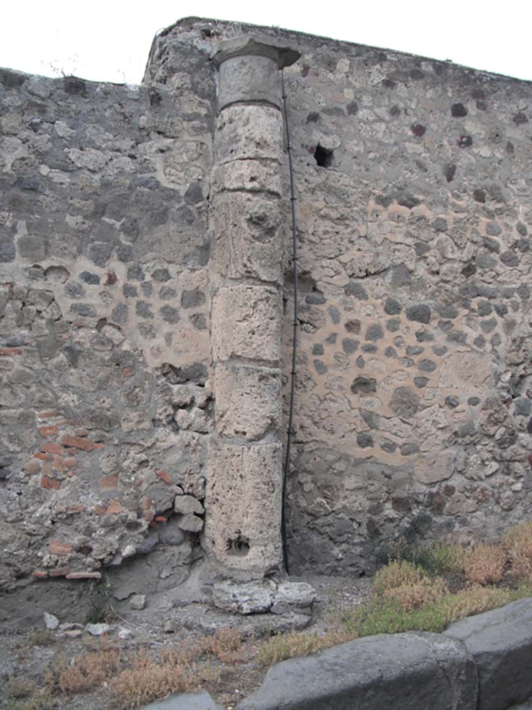 Vicolo dei Soprastanti, Pompeii. June 2012. 
Detail of 6th column of the six travertine Doric columns, the most easterly. Photo courtesy of Ivo van der Graaff.