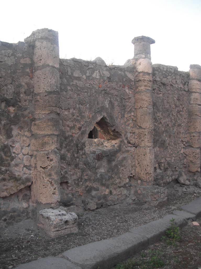 Vicolo dei Soprastanti, Pompeii. May 2011. 
Looking east along north side, with triangular viewing place. Photo courtesy of Ivo van der Graaff.