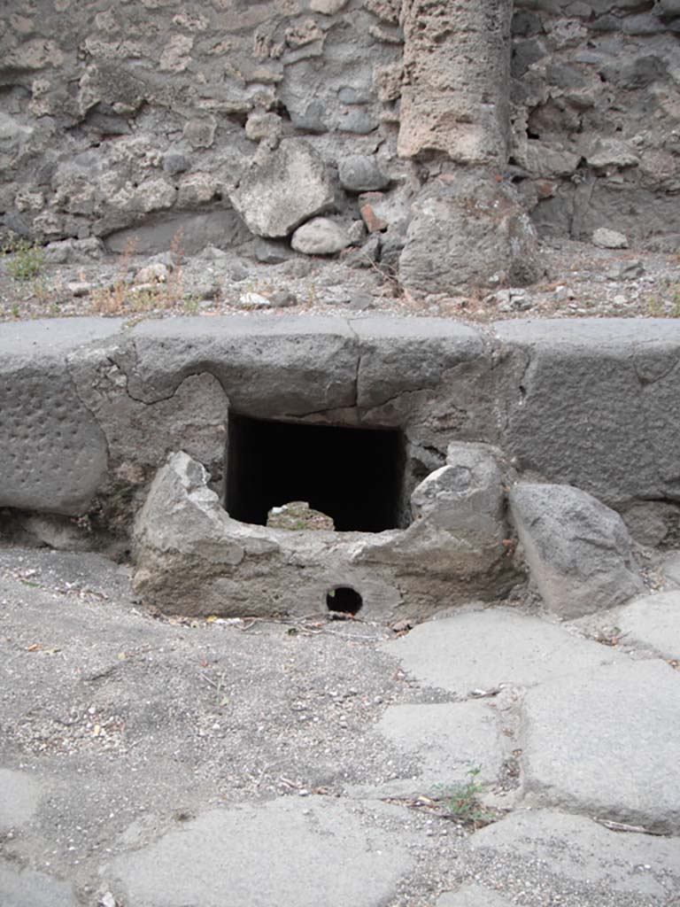Vicolo dei Soprastanti, Pompeii. June 2012. 
Detail of drain in roadway. Photo courtesy of Ivo van der Graaff.