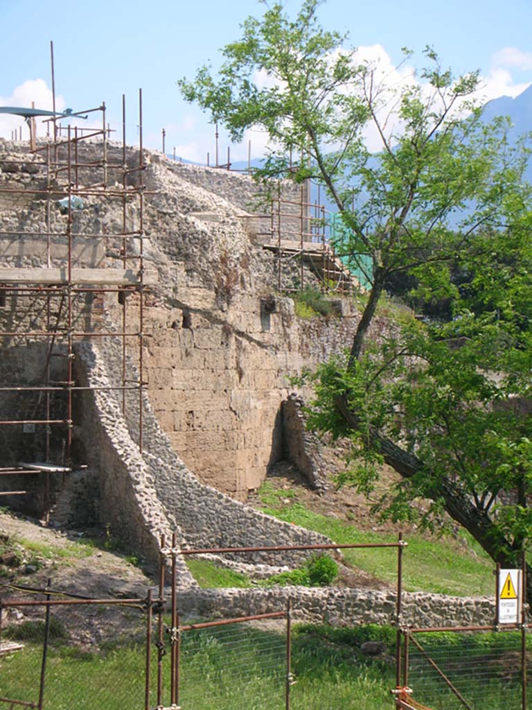 Walls on west side of Pompeii. May 2010. 
Looking south towards City Wall at rear of VII.16.16. Photo courtesy of Ivo van der Graaff.