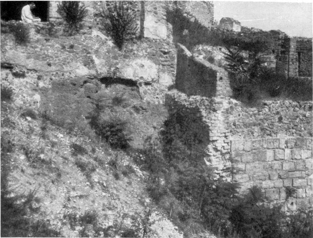 VIII.2.29, in centre, and VIII.2.30, on right, Pompeii. c.1936. Looking from the south-west towards rear. 
See Noack, F. and Lehmann-Hartleben, K., 1936. Baugeschichtliche Untersuchungen am Stadtrand von Pompeji. Berlin: De Gruyter, (Taf 39,6).