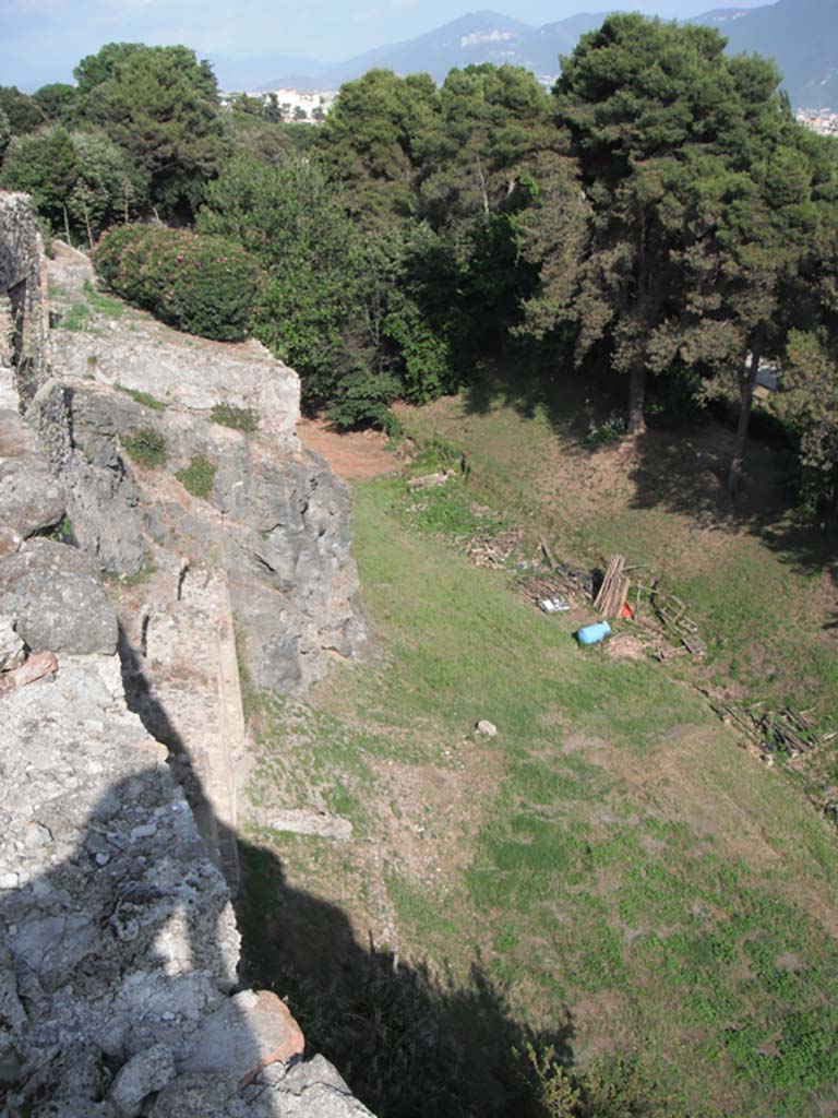 VIII.2.30 Pompeii, May 2011. 
Looking east from VIII.2.26 towards volcanic ledge with city walls/garden terrace built on top.
Photo courtesy of Ivo van der Graaff.