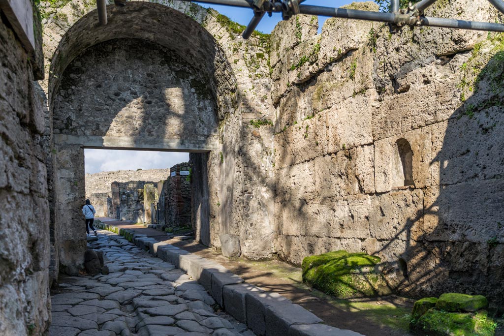 Porta Stabia, Pompeii. January 2023. 
Looking north along east side through gate towards Via Stabiana. Photo courtesy of Johannes Eber.