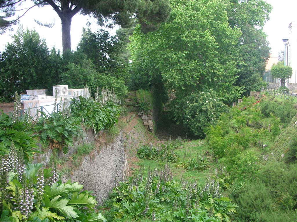 Porta Stabia, Pompeii. May 2010. Looking east along City Wall from west side of gate. Photo courtesy of Ivo van der Graaff.
According to Van der Graaf –
“Two sections of opus incertum stretch on either side of the Porta Stabia. No trace of the battlements survive, including any spouts that drained rainwater from the wall-walk. West of the entrance, a tract of opus incertum masonry quickly gives way to an entirely demolished area of the defences looted for construction material in the post-earthquake period.”
See Van der Graaff, I. (2018). The Fortifications of Pompeii and Ancient Italy. Routledge, (p.115).