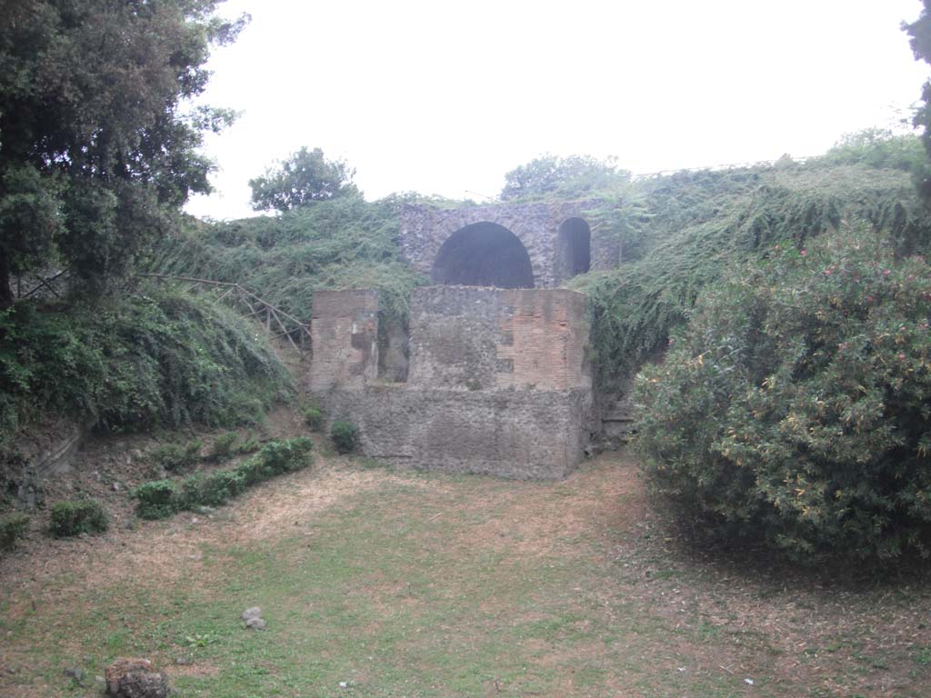 Tower II Pompeii, on south side of City. May 2011. Looking north. Photo courtesy of Ivo van der Graaff.
See Van der Graaff, I. (2018). The Fortifications of Pompeii and Ancient Italy. Routledge, (p.71-81 - The Towers).