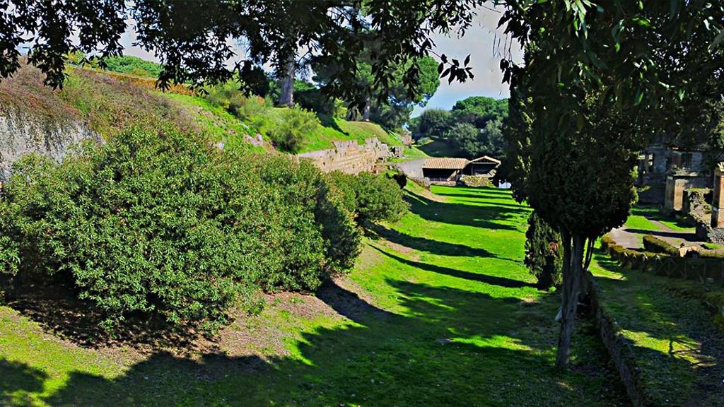 Walls near Tower II, and Via delle Tombe. 2015/2016. 
Looking east along City Walls towards Porta Nocera, from west end. Photo courtesy of Giuseppe Ciaramella.