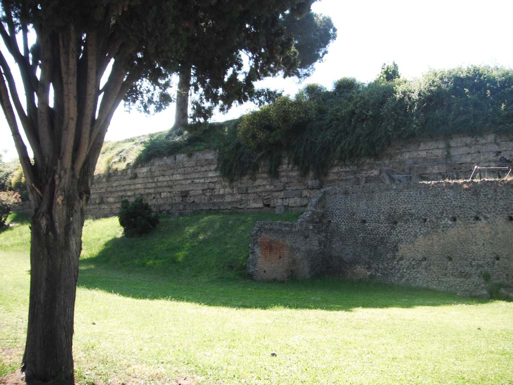 City Walls on south side, Pompeii. May 2010. 
Looking north towards wall on west side of Nocera Gate. Photo courtesy of Ivo van der Graaff.