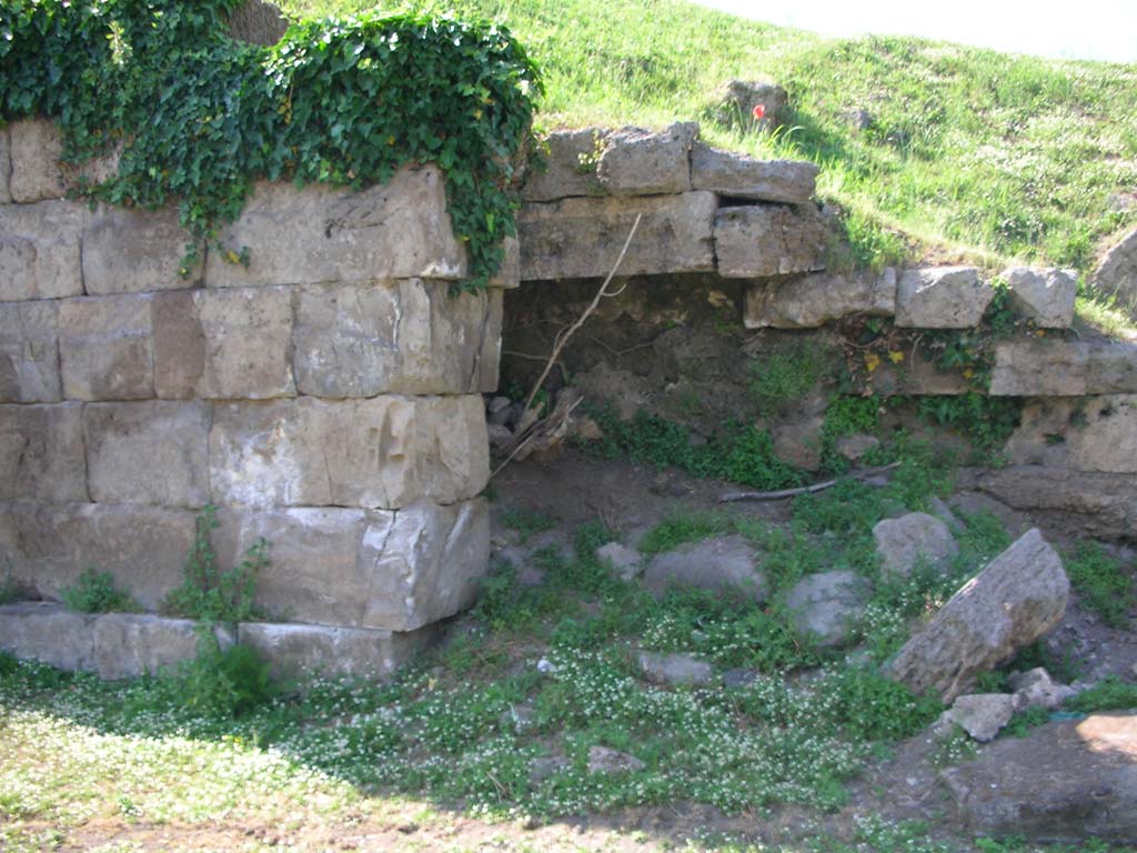 Porta Nocera, Pompeii. May 2010. Detail of outer and inner wall on south-west side of Gate. Photo courtesy of Ivo van der Graaff.